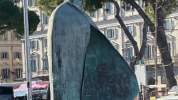 Imbrattata la statua di Giovanni Paolo II a Roma: «Fascista di m...»