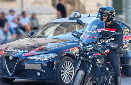 Fermato per guida pericolosa viene trovato con una Beretta rubata nel 2016 e l'hashish: arrestato 