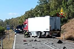 Scontro tra un van e un camion: quattro morti vicino Matera