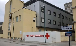 Si lancia da auto in corsa dopo litigio con il fidanzato, il soccorritore: «Lui era disperato»