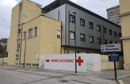 Si lancia da auto in corsa dopo litigio con il fidanzato, convocati i testimoni