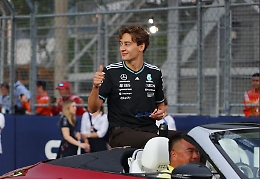 George Russell trionfa nel Gran Premio di Singapore: Verstappen lo bracca ma non sfonda. McLaren conquista il mondiale costruttori