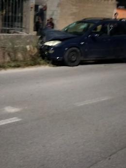 Pedalino, perde il contro dell'auto e impatta contro un muro