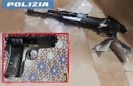 "Nonnina" a Librino nascondeva in casa droga, una pistola e un fucile mitragliatore: arrestata