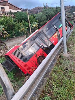 Paura a Zafferia: autobus ATM esce di strada da solo e finisce nel letto del torrente