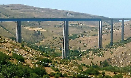Modica, tragedia sventata sul ponte Costanzo: giovane pozzallese salvato dalla polizia