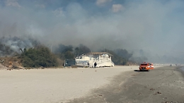 Incendio a Sovareto: fiamme minacciano spiaggia e alberghi
