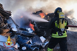 Incendio in una ditta di smaltimento di elettrodomestici nel Catanese: fiamme alte e visibili a distanza,