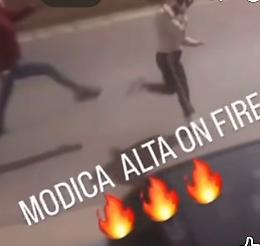Modica Alta, violenta lite in strada tra un uomo e una donna finisce sui social e diventa virale