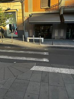 Panchina davanti alla rampa: l'arredo urbano che ostacola l'accessibilità a Catania