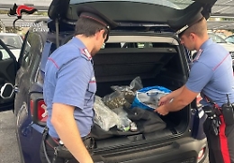 Carabinieri arrestano un 35enne a Catania: trovati diversi chili di marijuana, panetti di hashish e quasi diecimila euro