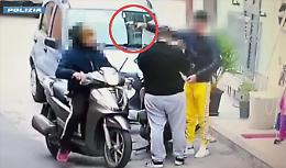 Avola, il video del blitz anti-droga: nelle immagini lo spaccio e anche una pistola puntata alla testa