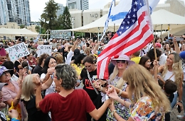 La diretta - Su Gaza c'è l'accordo tra Israele e Hamas. Trump: «Giornata storica». Tajani: «La soluzione è i due Stati». Hamas: «Ora l'indipendenza»