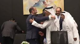 L'abbraccio liberatorio dei negoziatori e le celebrazioni a Gaza e in Israele dopo l'annuncio