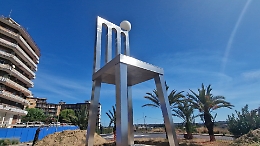 A Librino una sedia gigante e una porta dei sogni: è il nuovo museo a cielo aperto Magma
