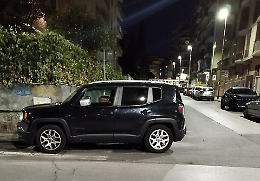 Parcheggio incivile e pericoloso. Catania, via dei Miti angolo via Proserpina