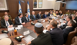 Gaza, anche Israele ratifica l'accordo di pace ma nella prima notte di tregua già violato il cessate il fuoco. Attesa per lo scambio di prigionieri