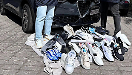 Trecento paia di finte scarpe Nike, Adidas, Gucci e Armani  sequestrate al mercato settimanale di Caltagirone
