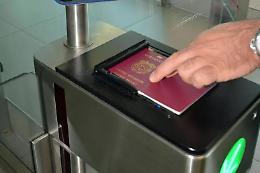 Addio ai timbri sui passaporti: dal 12 ottobre entra in vigore il sistema digitale Schengen con impronte e foto
