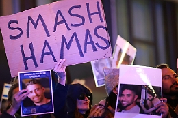 Hamas: «Il rilascio degli ostaggi comincerà lunedì mattina». E Trump invita l'Iran al vertice