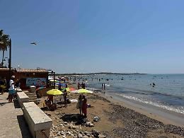 Sampieri, bagnino a riposo salva un gruppo di persone dal probabile annegamento