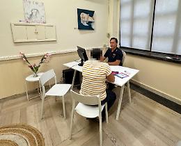 Minaccia con un coltello la madre e i fratelli per ottenere i soldi per comprare la droga: arrestato