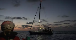 Due attivisti italiani della flottiglia Thousand Madleens in viaggio verso un valico della Cisgiordania