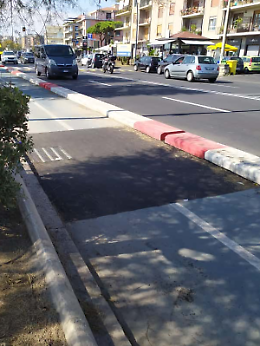 Catania. Toppe nere sul nastro azzurro: restyling incompleto della pista ciclabile