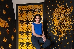 "Luminous Strays":  attraversando luce, assenza e molteplicità