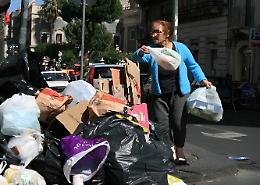Rifiuti, venerdì niente raccolta per lo sciopero degli operatori: «Solo servizi essenziali»