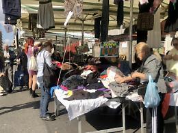 Catania, fra le bancarelle di piazza Montessori abiti a un euro e pure i soliti abusivi