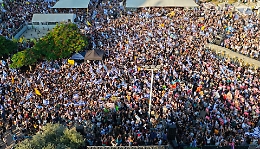 Tel Aviv, centinaia dall'alba nella "Piazza degli ostaggi". Applausi all'annuncio della liberazione (Video)
