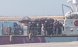 Tre migranti sbarcati al porto di Pozzallo colpiti da armi da fuoco