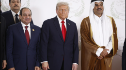 Pollice alzato di Trump e scritta “Peace 2025” a Sharm el-Sheikh per dare forma e sostanza all'iter di pace