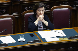 "Gite" ad Auschwitz, anche Memoriale Shoah contro la ministra Roccella. Lei precisa: «Il mio era un interrogativo»