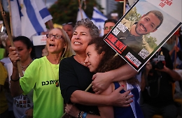 Hamas consegna i primi  ostaggi: rilascio in due fasi, già in Israele un gruppo di 7