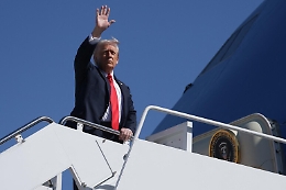 Hamas: «Nostro impegno sull'accordo se Israele lo rispetta». Trump assiste al rilascio dall'Air Force One: «La storia si scrive ora»