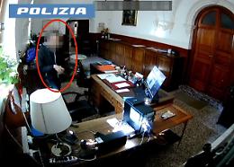 Parroco sorprende un ladro in chiesa a Catania: prima lo insegue, poi lo fa arrestare