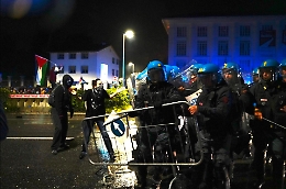 Udine, scontri per il match tra Italia e Israele, giornalisti feriti. Fischiato l'inno avversario