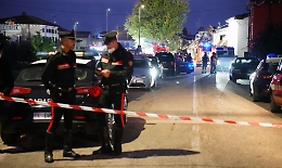 Con il gas fanno saltare in aria la casa durante lo sgombero a Castel d'Azzano: muoiono 3 carabinieri, 13 feriti 