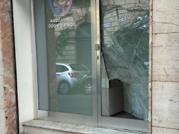 Furto con spaccata a... spallate 