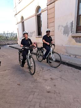 Siracusa pedala per la sicurezza: vigili in bici tra i vicoli di Ortigia