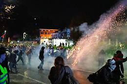 Udine in 300 avviano gli scontri: si sono staccati dal corteo pacifico di 9mila persone