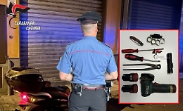 Madre e figlio beccati all'alba  a rubare scooter