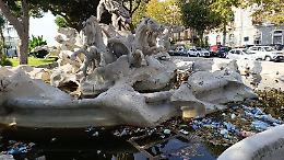 La Fontana di Proserpina a Catania come una pattumiera: lo scandalo che indigna i turisti
