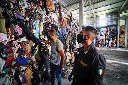 I vestiti che indossiamo possono contenere sostanze tossiche? Tutto quello che c'è da sapere sui rischi che corriamo