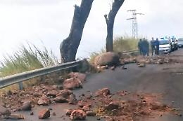 Frane e smottamenti per il maltempo nel Messinese: allagato il sottopasso ferroviario di Sant'Alessio