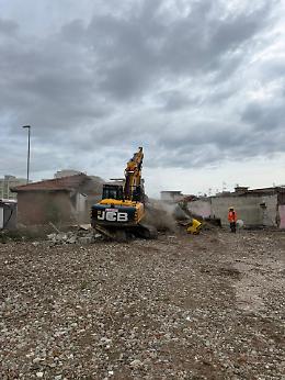 Via alle ruspe nella baraccopoli del rione Taormina: giù le prime 15 baracche