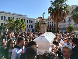 L'ultimo passo di Paolo: Palermo in piazza tra applausi, colombe e cori