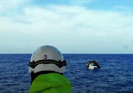 Barcone con circa 30 migranti si rovescia a 50 miglia da Lampedusa: 11 salvati, una vittima e una ventina di dispersi